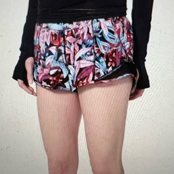Lululemon Hotty Hot Lush Lillies Multi Black size 2 - Picture 1 of 11